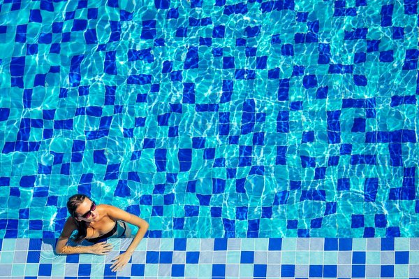 Comment les exercices en piscine peuvent-ils être utilisés pour la perte de poids et la rééducation ?